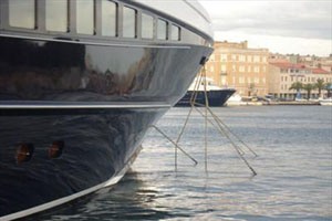Zadar, 10. rujna 2010. - nakon 40-ak minuta megajahta uspjela se osloboditi sidrenih lanaca drugih usidrenih plovia čime je u gradskoj luci uspostavljen i redovan trajektni promet za zadarske otoke